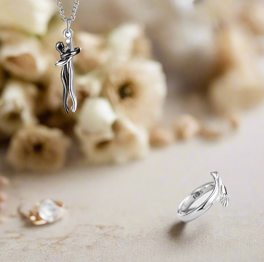 Love Hug Necklace – Unisex Clavicle Chain for Couples
